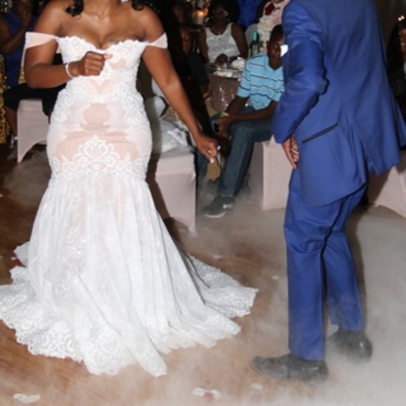 Full lace wedding dress and veil combo - Picture 6 of 8